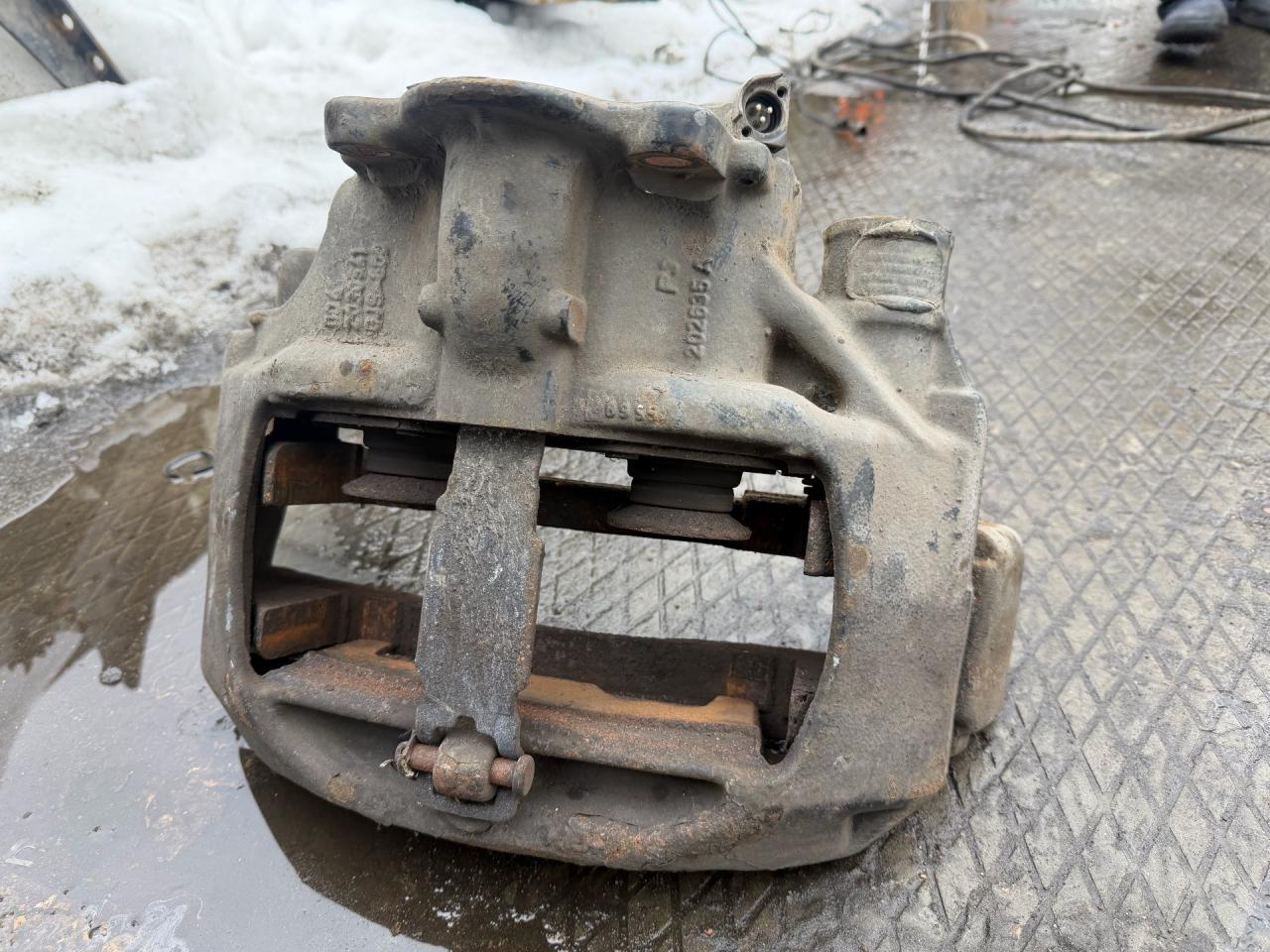 суппорт Mercedes-Benz - фото №1