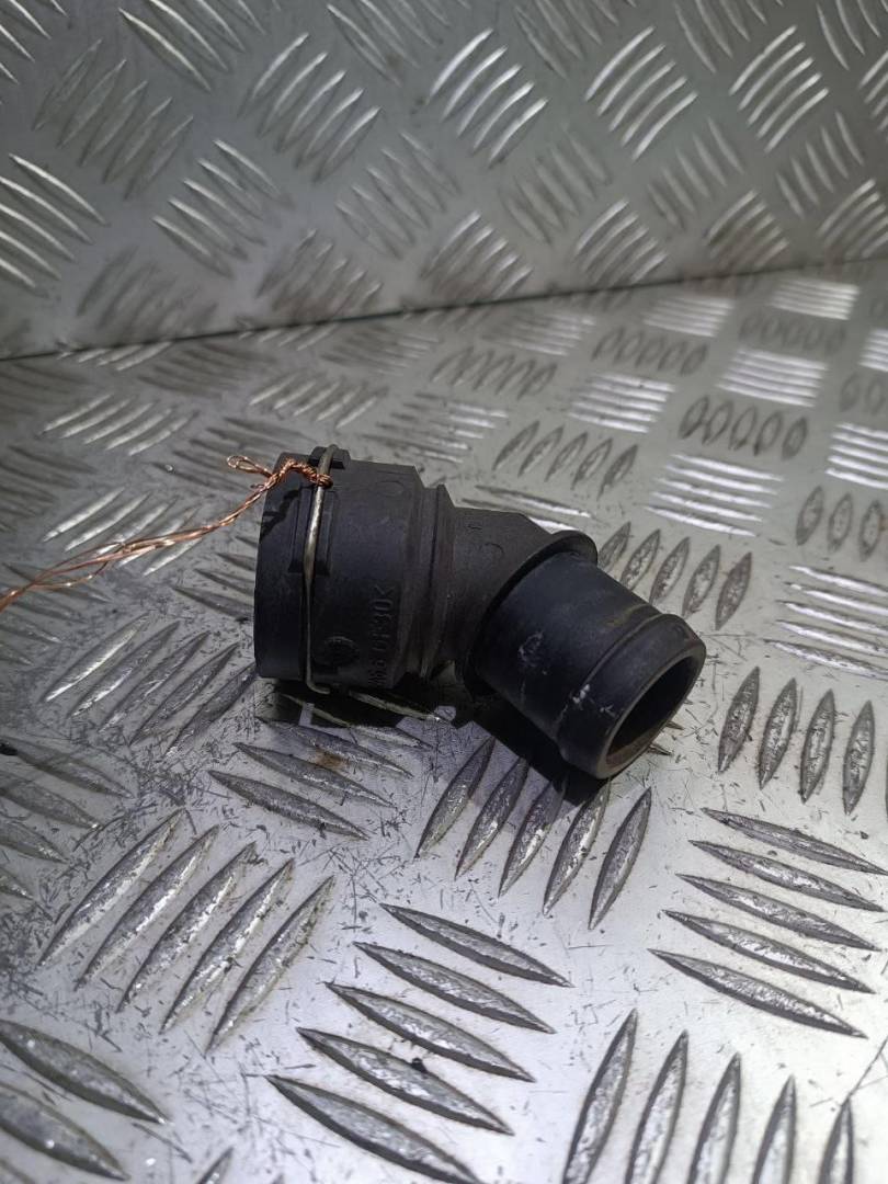 фланец (тройник) системы охлаждения Volkswagen Golf 4 поколение 1999, 1.6 л., i, бензин, 1J0121619 - фото №1