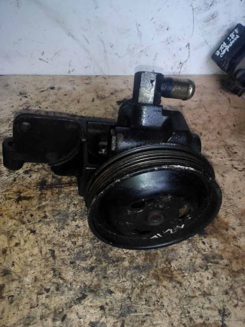 насос гидроусилителя руля Ford Fiesta 4 поколение 1998, 1.3 л., i, бензин, МКПП - фото №1