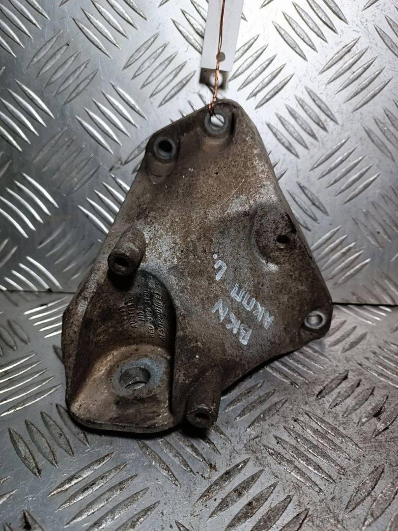 кронштейн КПП Audi A4 B7 2005, 3.0 л., TDi, дизель, АКПП, 8E0399113L - фото №1