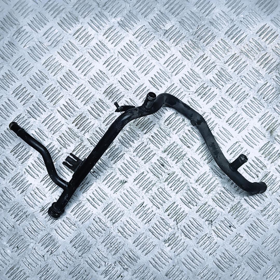 трубка охлаждающей жидкости Volkswagen Golf 4 поколение 2000, 1.6 л., AKL, бензин, АКПП, передний привод, 06A121065D - фото №1