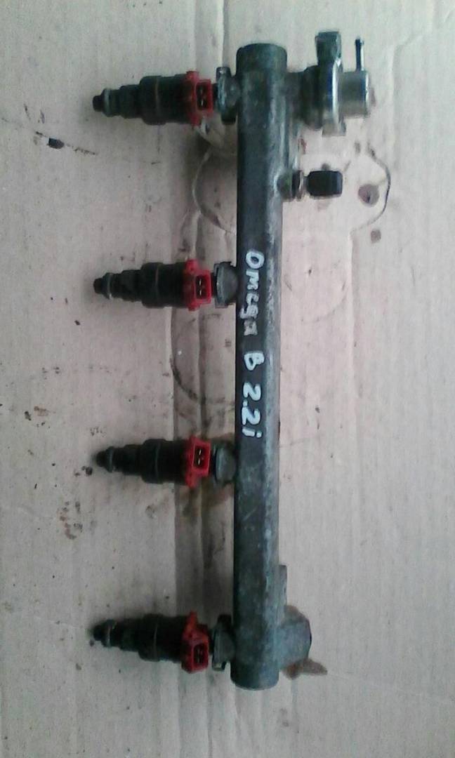 топливная рампа Opel Omega B 1996, 2.2 л., i, бензин, МКПП, 90411551 - фото №1