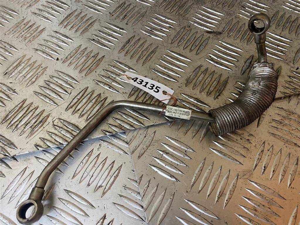 масляная трубка турбины Volkswagen Touran 1 поколение 2006, 1.4 л., TFSI, бензин, 03C145140A - фото №1