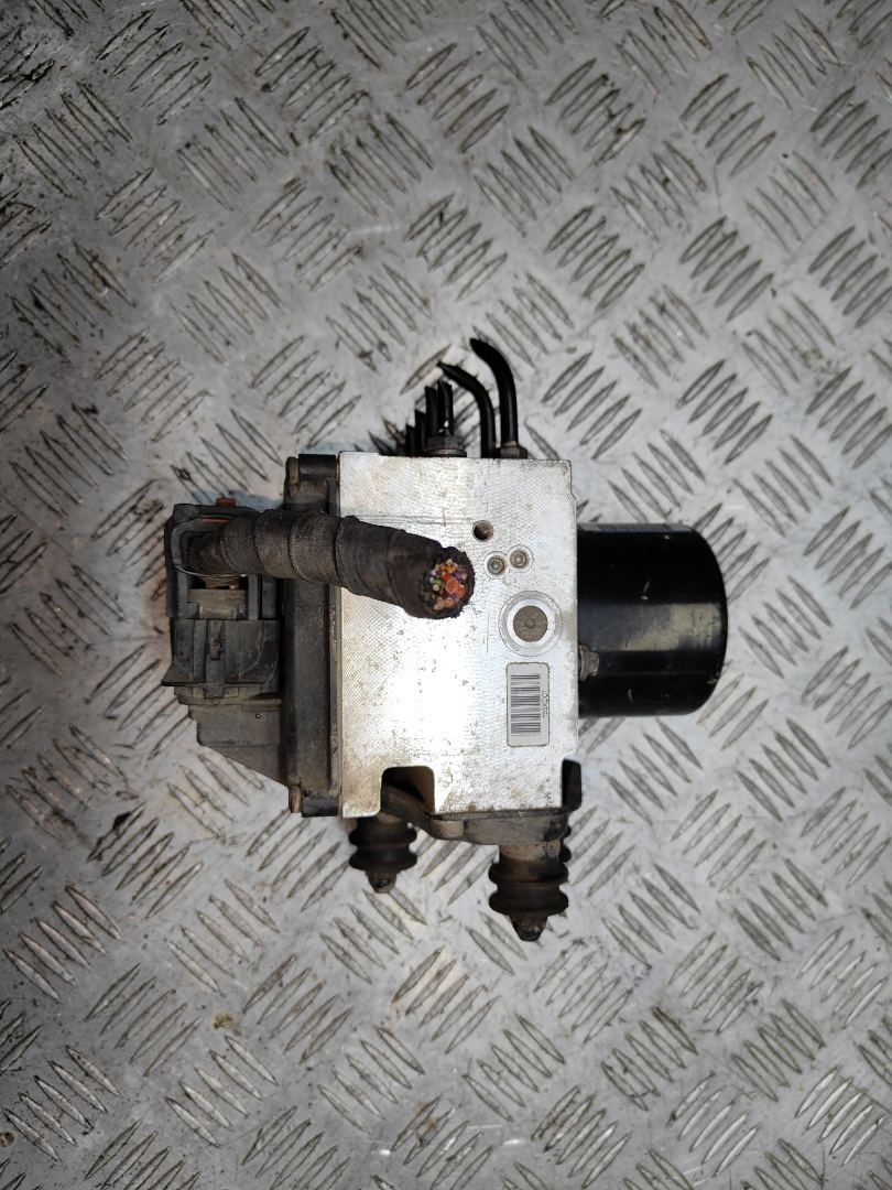 блок ABS Volkswagen Passat B6 2009, 2.0 л., TDi, CBAA, дизель, 6МКПП, серебристый, седан, передний привод, правый руль, 3C0614109AF - фото №1