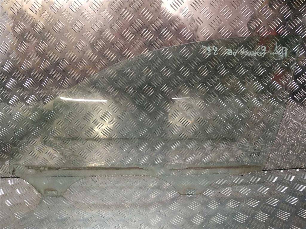 стекло двери передней левой Volkswagen Passat B5 1998 - фото №1