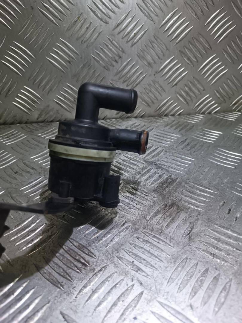насос антифриза дополнительный Volkswagen Tiguan 1 поколение 2009, 2.0 л., TDi, дизель, 5N0965561A - фото №1
