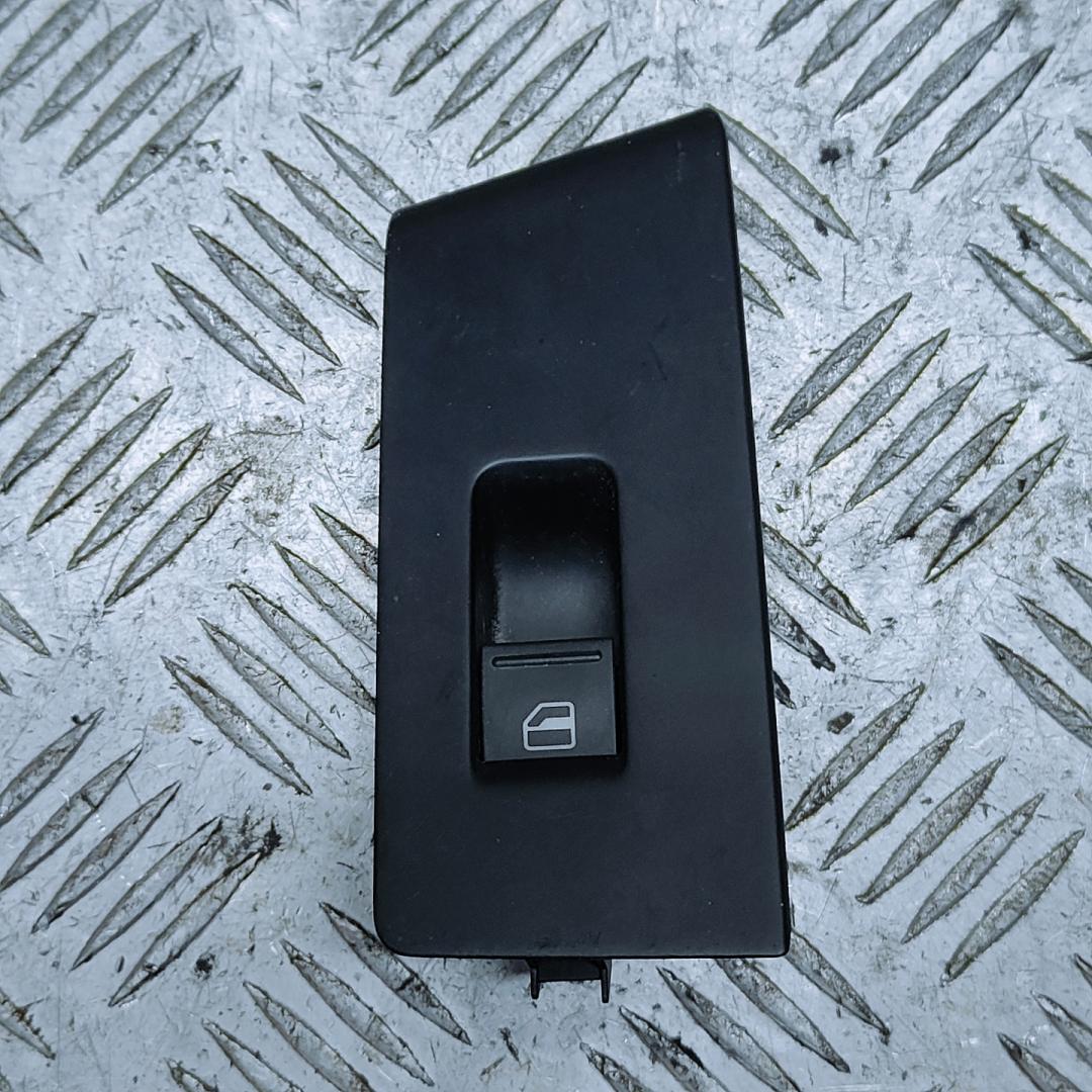 кнопка стеклоподъемника двери задней правой Volkswagen Passat B7 2013, 1.6 л., TDi, CAYC, дизель, серебристый, седан, передний привод, правый руль, 7L6959855B, 3AA868750 - фото №1