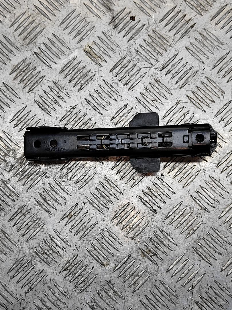 механизм регулировки высоты ремня безопасности Audi Q7 4L 2006, 3.0 л., TDi, BUG, дизель, АКПП, бежево-серый, внедорожник 5 дв., полный привод, правый руль, 8E0857833F - фото №1