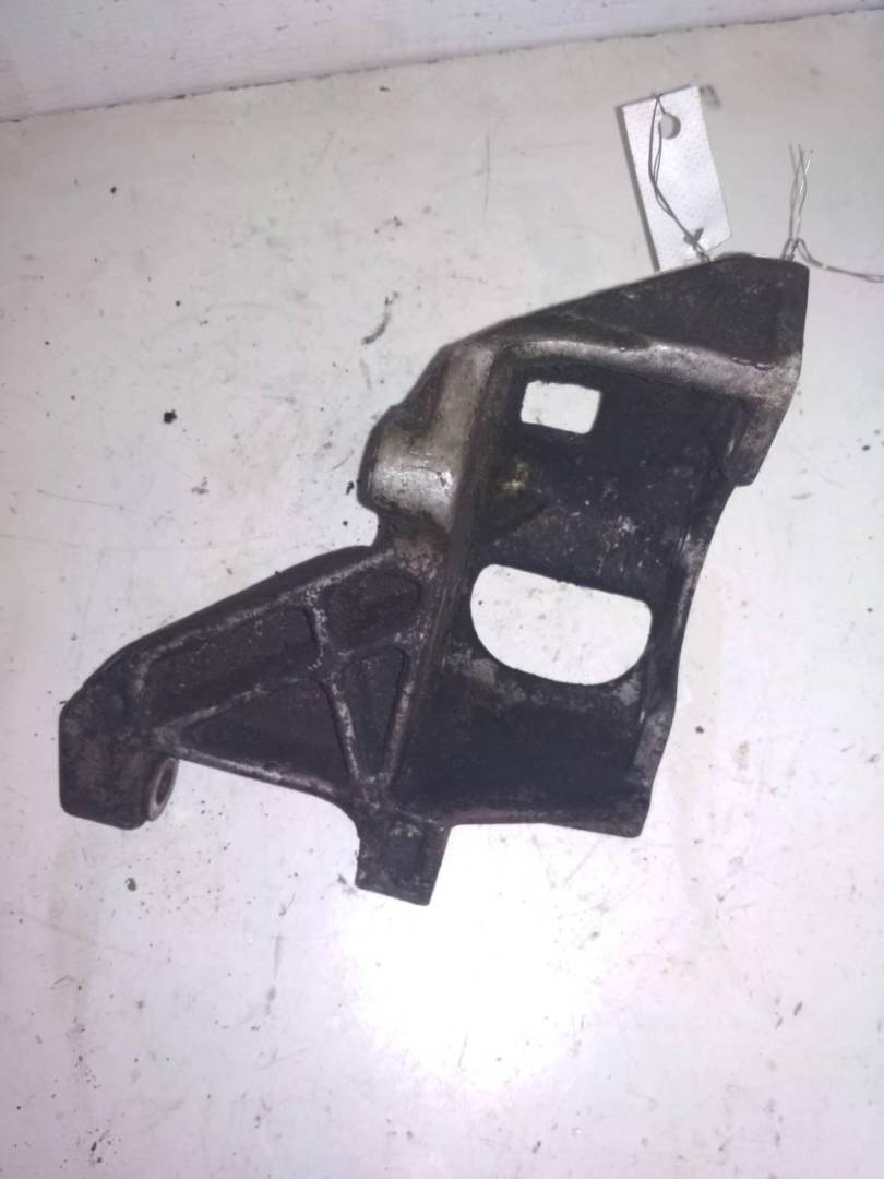 кронштейн гидроусилителя Volkswagen Golf 3 поколение 1991, 1.8 л., mono, ABS, бензин, передний привод, 028145523B - фото №1