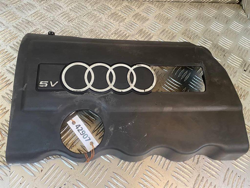 декоративная крышка двигателя Audi A4 B5 1998, 1.8 л., i, бензин, 058103724C - фото №1