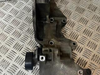 кронштейн генератора Skoda Praktik 1 поколение 2010, 1.2 л., TDi, CFWA, дизель, МКПП, передний привод, 03L903143Q