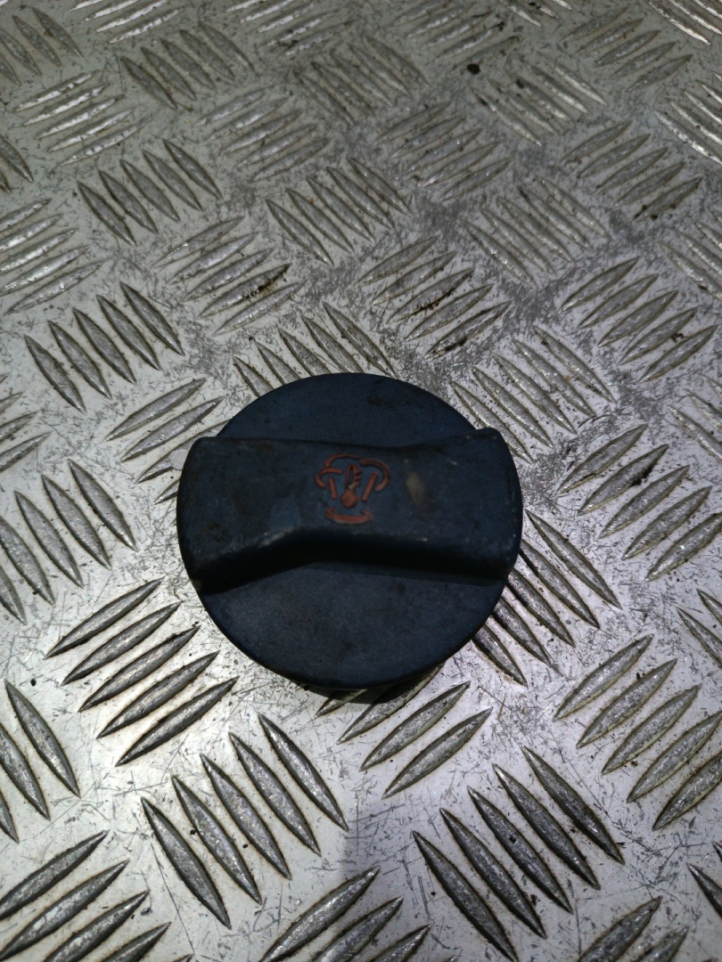 пробка расширительного бачка Volkswagen Golf 4 поколение 1998, 1.6 л., i, бензин, 1J0121321B - фото №1