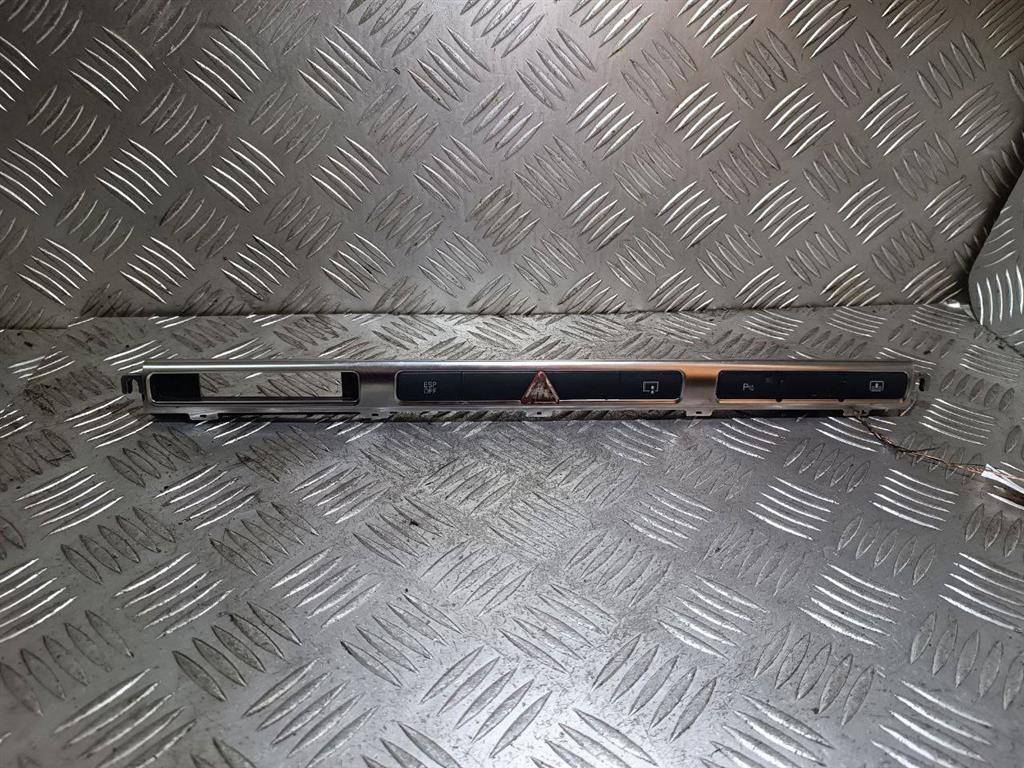 кнопка аварийной сигнализации Audi A8 D3/4E 2004, 4.2 л., i, бензин, АКПП, 4E2927137AE - фото №1