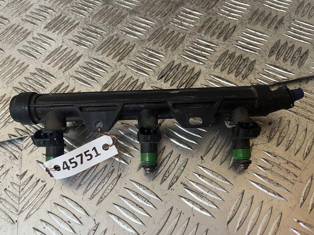 топливная рампа Skoda Fabia 1 поколение (6Y) 2003, 1.2 л., i, AZQ, бензин, передний привод, 03E133320 - фото №1