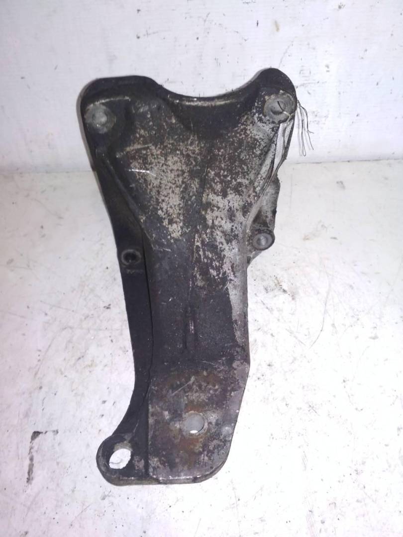 кронштейн двигателя Volkswagen Golf 3 поколение 1993, 1.9 л., TD, дизель, 1H0199354A - фото №1