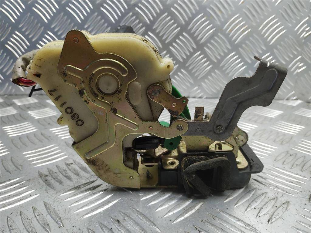 замок двери передней правой Kia Sorento 1 поколение 2002 - фото №1