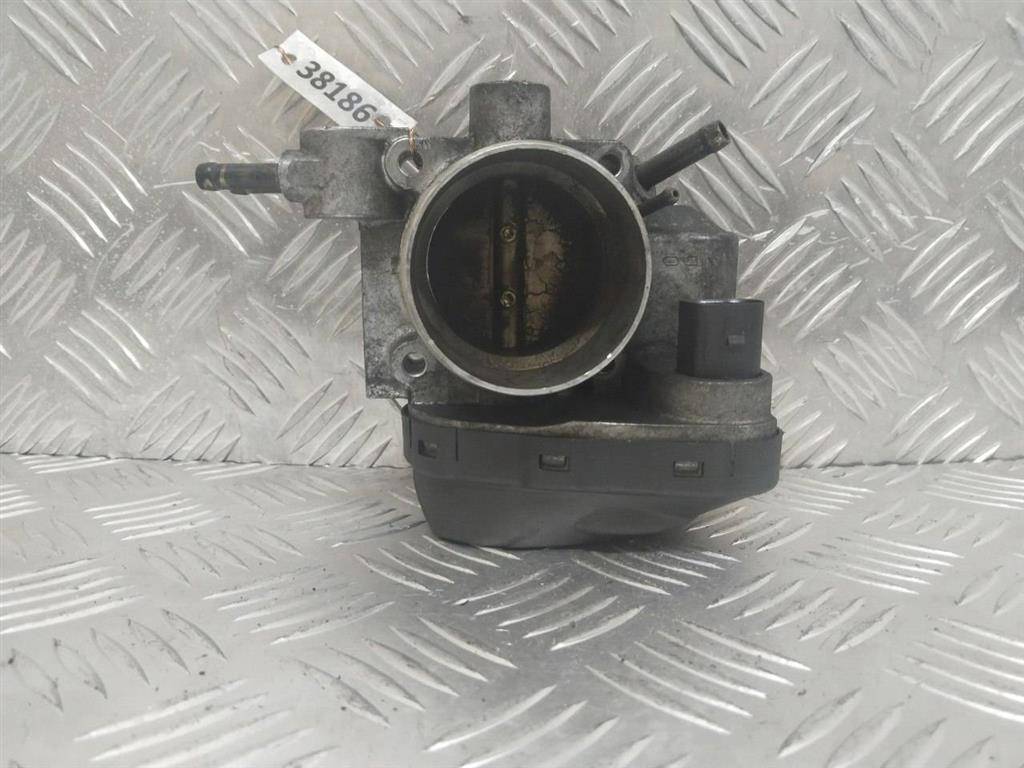 заслонка дроссельная Volkswagen Passat B5 1999, 1.6 л., i, бензин, 06B133062F - фото №1