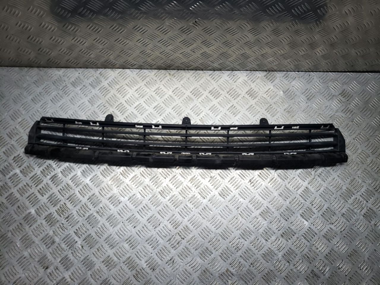 заглушка (решетка) в бампер Citroen Berlingo 2 поколение (B9) 2012, 1.6 л., HDi, 9HN (DV6ETED), дизель, МКПП, белый, фургон, передний привод, правый руль, 9682581877 - фото №1