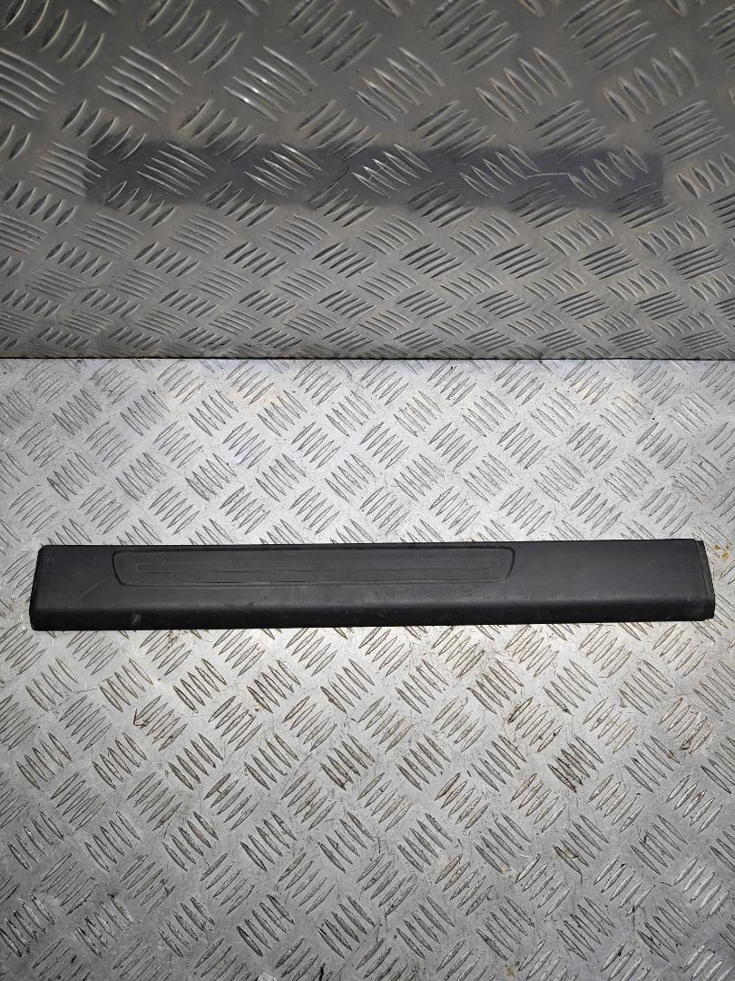 накладка на порог Audi A6 4F/C6 2006, 2.4 л., i, BDW, бензин, вариатор, чёрный, седан, передний привод, правый руль, 4F0853376B - фото №1