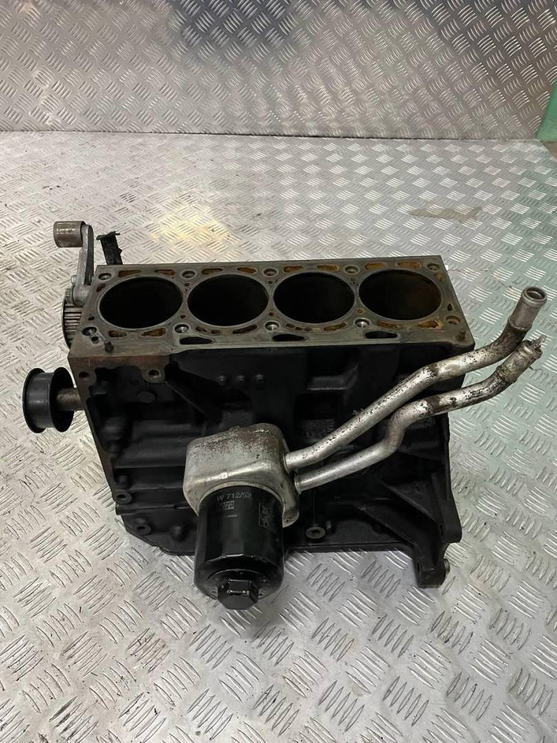 блок цилиндров Volkswagen Golf 4 поколение 1999, 1.6 л., i, бензин, BCB - фото №1