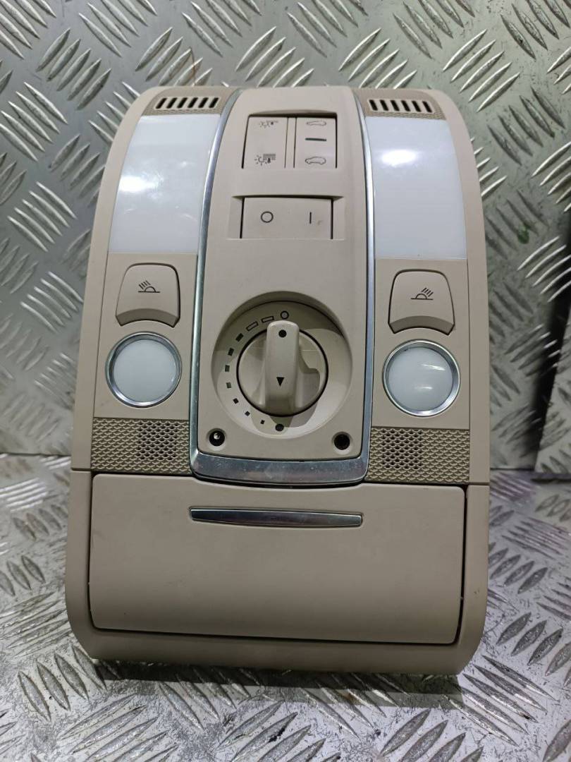 фонарь салона (плафон) Audi Q7 4L 2006, 3.0 л., TDi, BUG, дизель, АКПП, бежево-серый, внедорожник 5 дв., полный привод, правый руль, 4F0951177 - фото №1