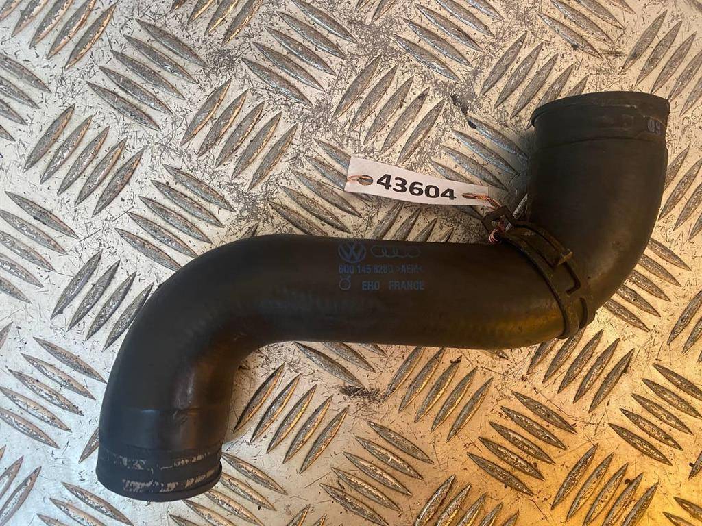 патрубок интеркулера Volkswagen Polo 4 поколение 2004, 1.9 л., TDi, дизель, 6Q0145828D - фото №1