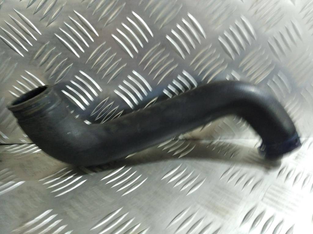 патрубок интеркулера Skoda Roomster 1 поколение 2008, 1.4 л., TDi, дизель, 6Q0145823A - фото №1