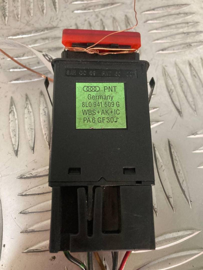 кнопка аварийной сигнализации Audi A3 8L 1998, 8L0941509G - фото №1