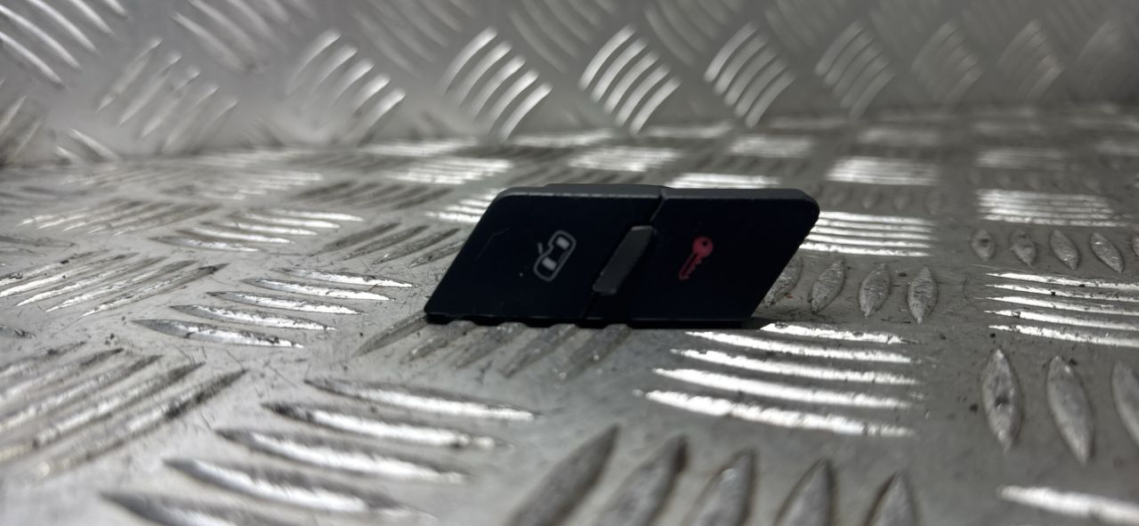 кнопка центрального замка Audi A6 4F/C6 2006, 2.4 л., i, BDW, бензин, вариатор, чёрный, седан, передний привод, правый руль - фото №1