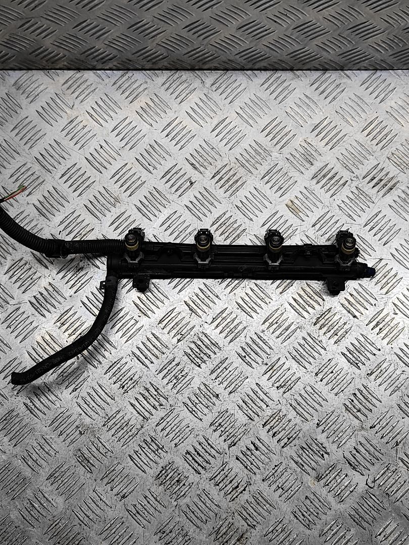 топливная рампа Volkswagen Lupo 1 поколение 2003, 1.4 л., i, бензин, МКПП, передний привод, 036133320 - фото №1