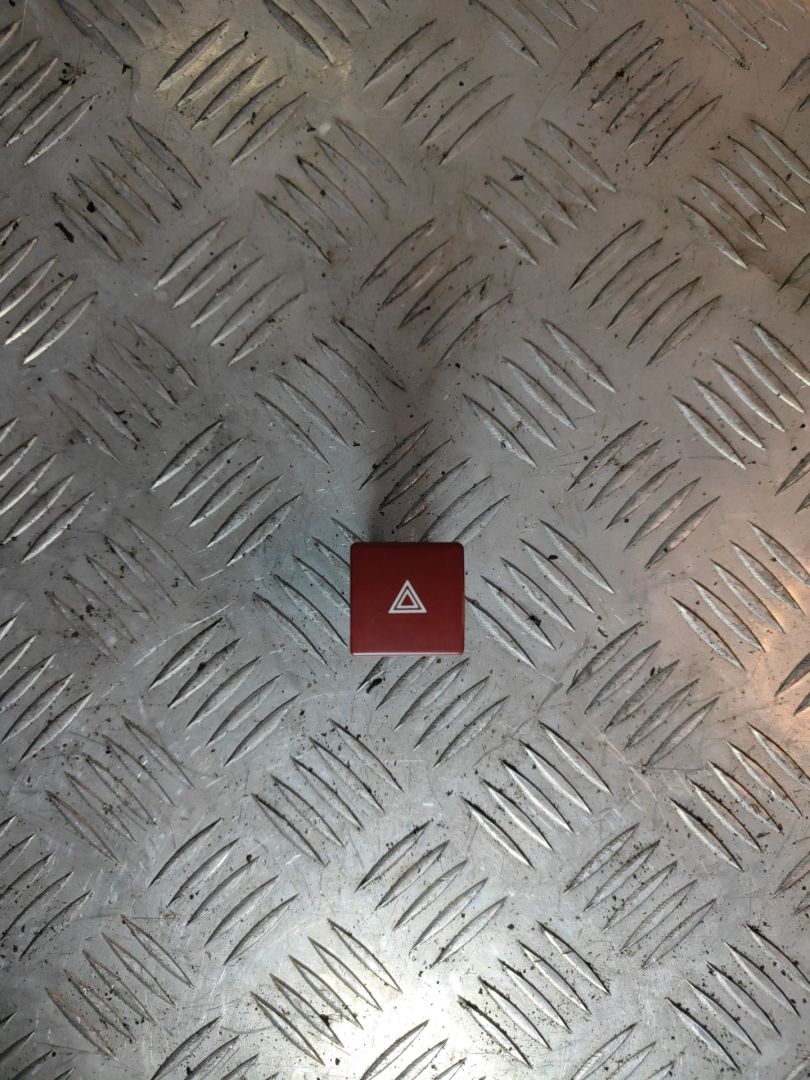 кнопка аварийной сигнализации Citroen Berlingo 2 поколение (B9) 2012, 1.6 л., HDi, 9HN (DV6ETED), дизель, МКПП, белый, фургон, передний привод, правый руль, 96583113 - фото №1