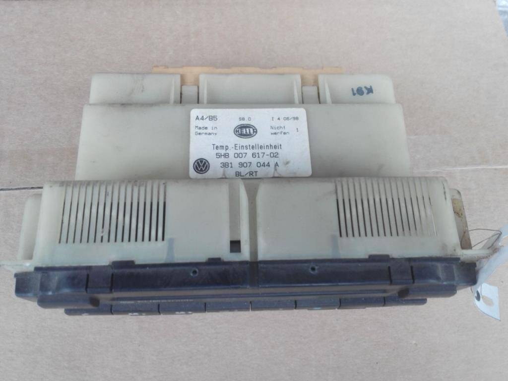 блок управления печки / климат-контроля Volkswagen Passat B5 1998, 1.9 л., TDi, дизель, МКПП, 3B1907044A - фото №1