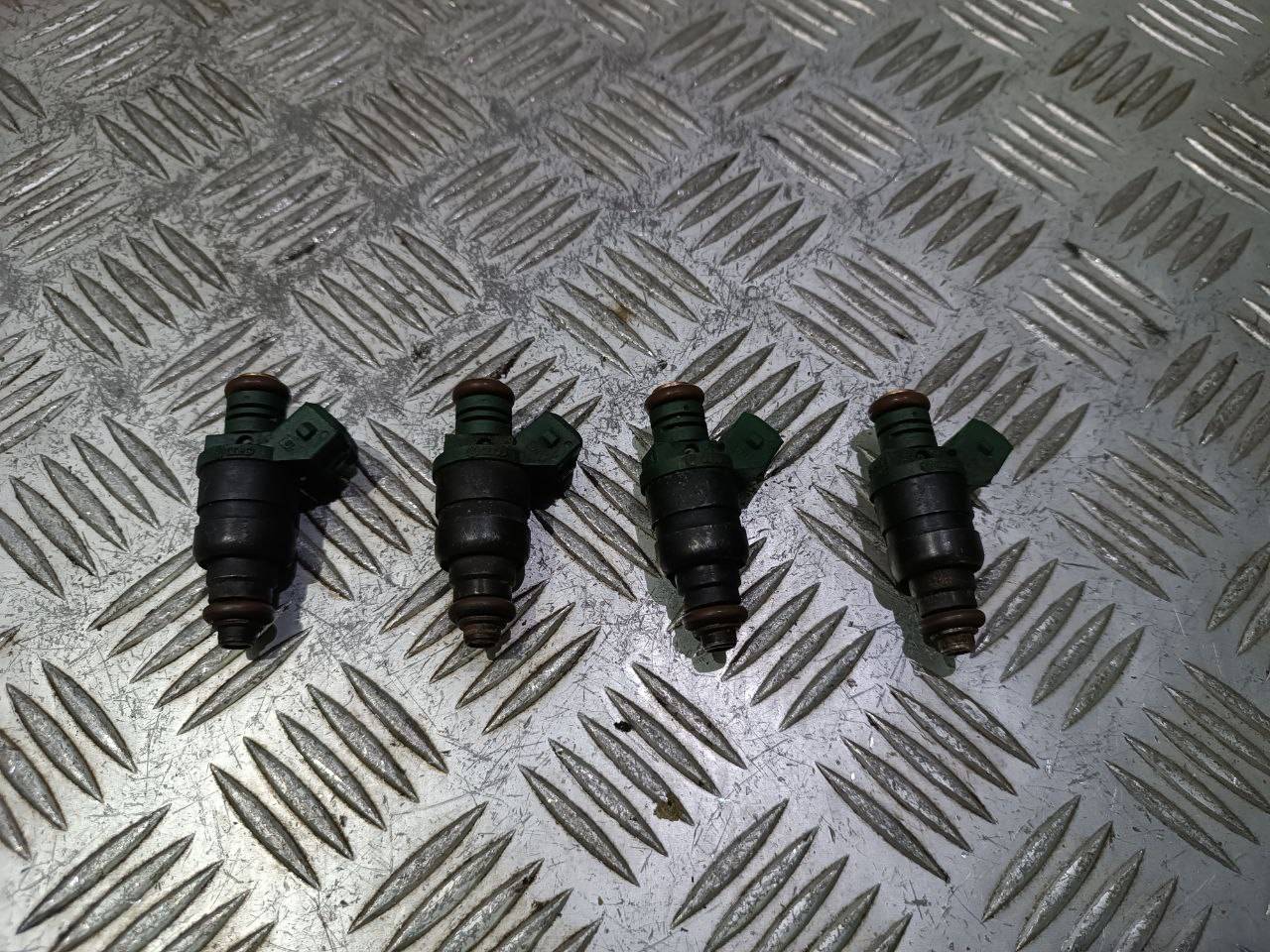 форсунка Volkswagen Golf 4 поколение 1999, 1.6 л., i, AKL, бензин, 037906031AA - фото №1