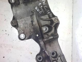 кронштейн генератора Volkswagen Golf 5 поколение 2005, 1.9 л., TDi, дизель, 03G903143A