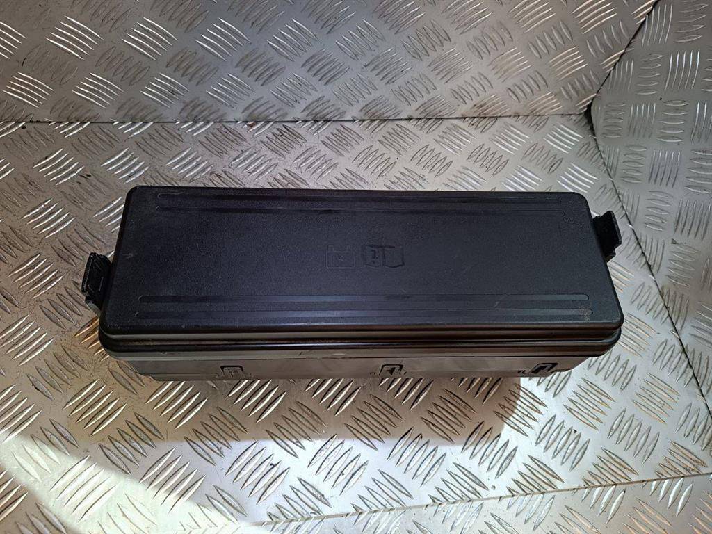 блок предохранителей Land Rover Discovery 5 поколение 2018, 3.0 л., 306DT, дизель, АКПП, фиолетовый, полный привод, правый руль, HPLA14A073AB, HPLA14A076CB - фото №1