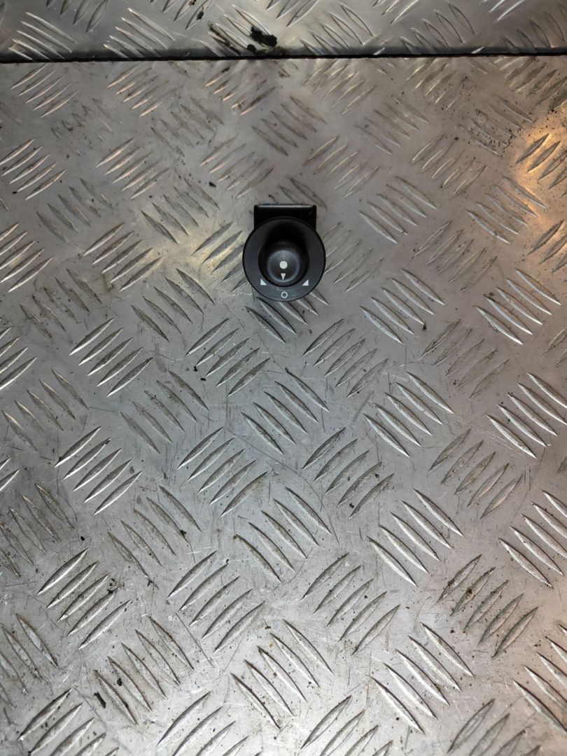 джойстик регулировки зеркал Citroen Berlingo 2 поколение (B9) 2012, 1.6 л., HDi, 9HN (DV6ETED), дизель, МКПП, белый, фургон, передний привод, правый руль, 185526 - фото №1