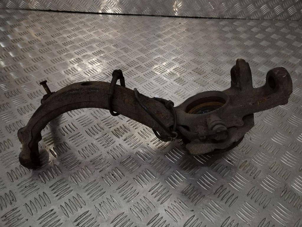 кулак поворотный левый Volkswagen Passat B5 1998, 1.9 л., TDi, дизель, АКПП, 8D0407257T - фото №1