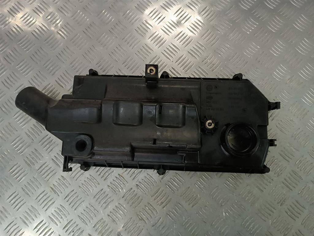корпус воздушного фильтра Volkswagen Golf 4 поколение 1999, 1.4 л., i, бензин, 036129611AM, 036129620C - фото №1
