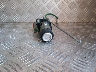 кнопка открытия багажника Mazda 323F BJ 1999, хетчбэк 5 дв.