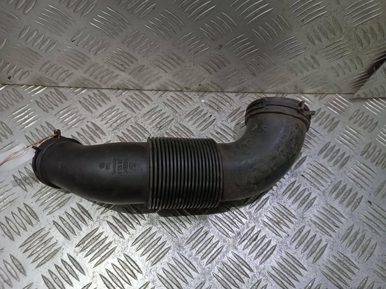 патрубок воздушного фильтра Audi Q7 4L 2006, 3.0 л., TDi, BUG, дизель, АКПП, бежево-серый, внедорожник 5 дв., полный привод, правый руль, 7L6129627F - фото №1