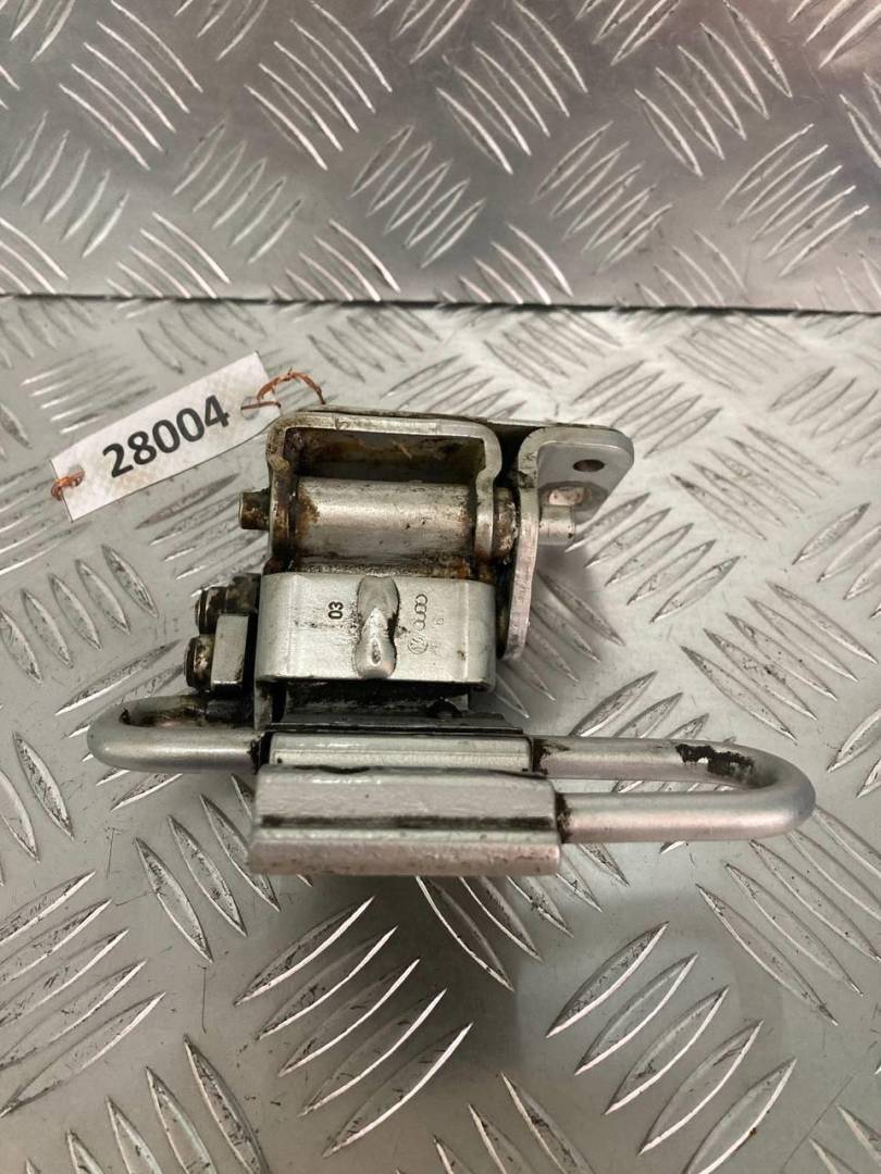 петля двери Volkswagen Passat B5 1997, седан, 3B4833412B - фото №1