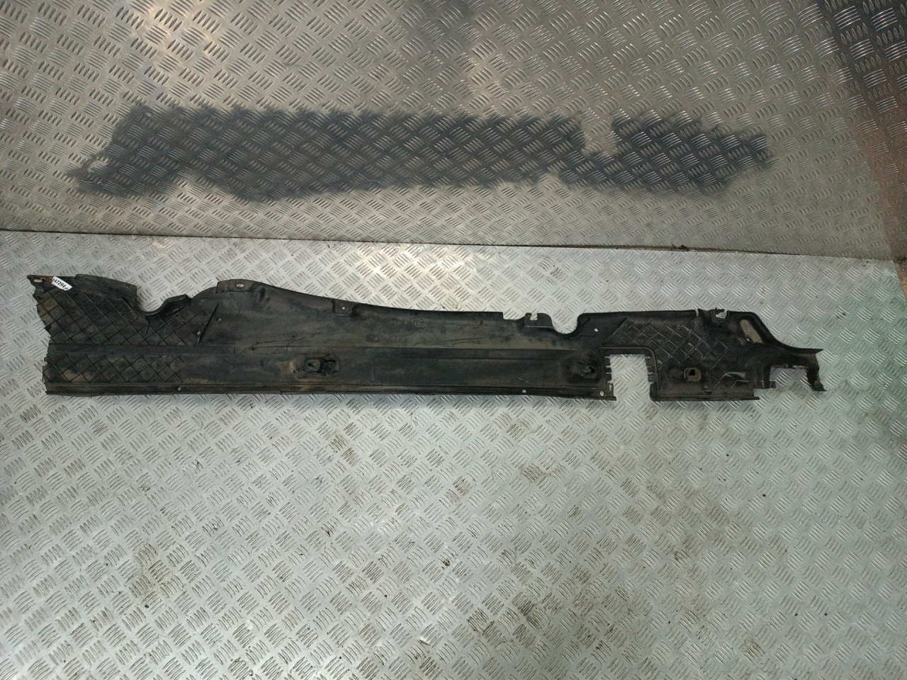 защита днища Audi Q7 4L 2006, 3.0 л., TDi, BUG, дизель, АКПП, бежево-серый, внедорожник 5 дв., полный привод, правый руль, 7L8825211C - фото №1