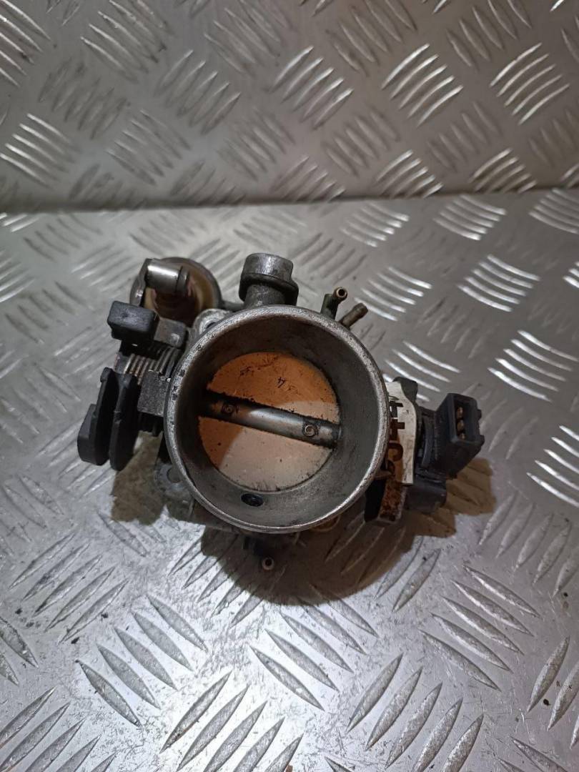 заслонка дроссельная Volkswagen Passat B4 1995, 2.0 л., i, бензин, 037061B - фото №1
