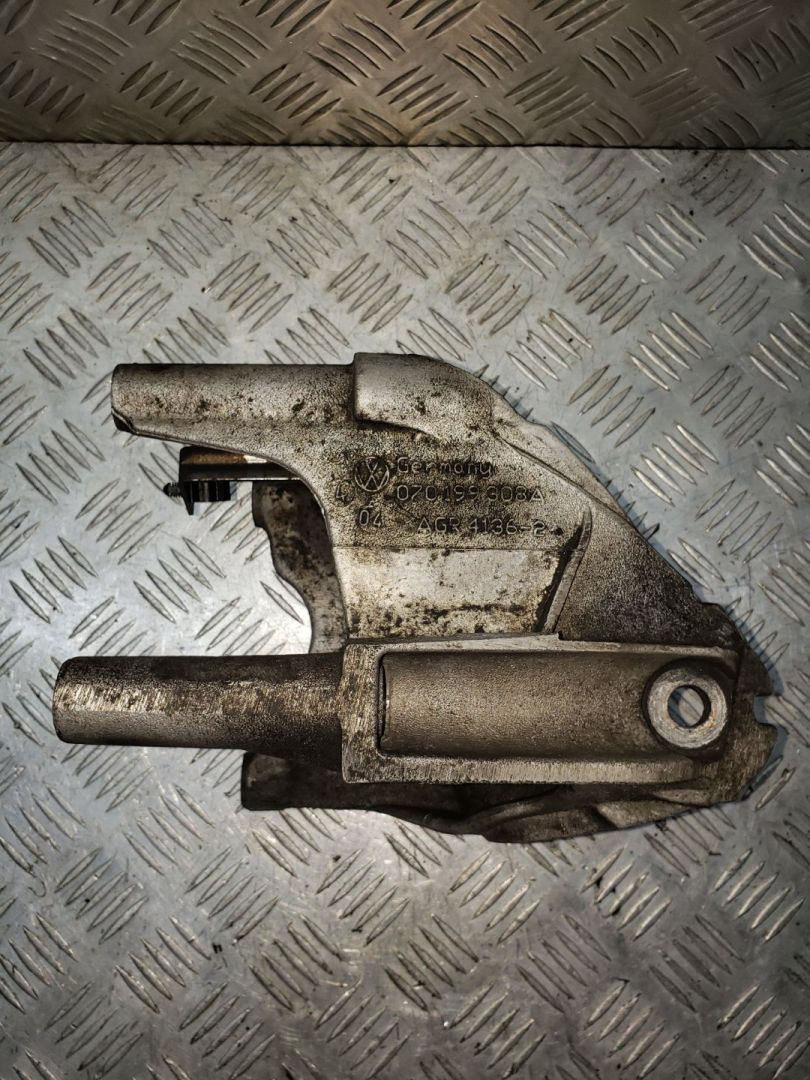 кронштейн двигателя Volkswagen Touareg 1 поколение 2006, 2.5 л., TDi, BAC, дизель, АКПП, полный привод, 070199308A - фото №1