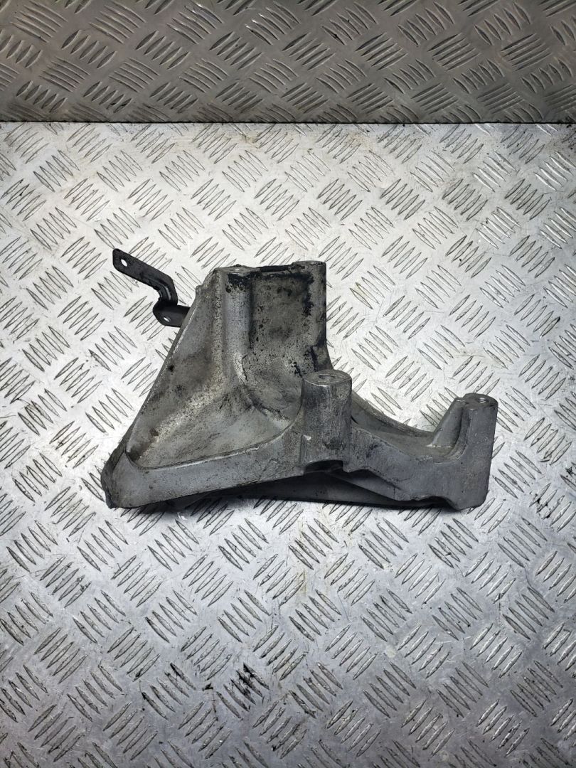 кронштейн двигателя Volkswagen Touareg 1 поколение 2006, 2.5 л., TDi, BAC, дизель, АКПП, полный привод, 070199307A - фото №1