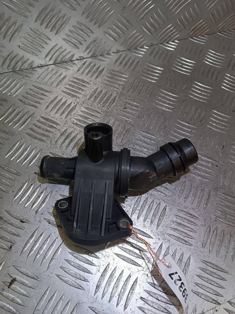 корпус термостата Volkswagen Passat B6 2006, 2.0 л., FSI, бензин, 06F121111G - фото №1