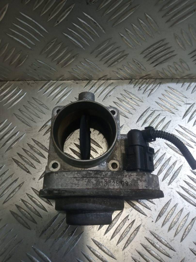 заслонка дроссельная Volkswagen Caddy 2 поколение 2002, 1.9 л., SDi, дизель, 038128063C - фото №1