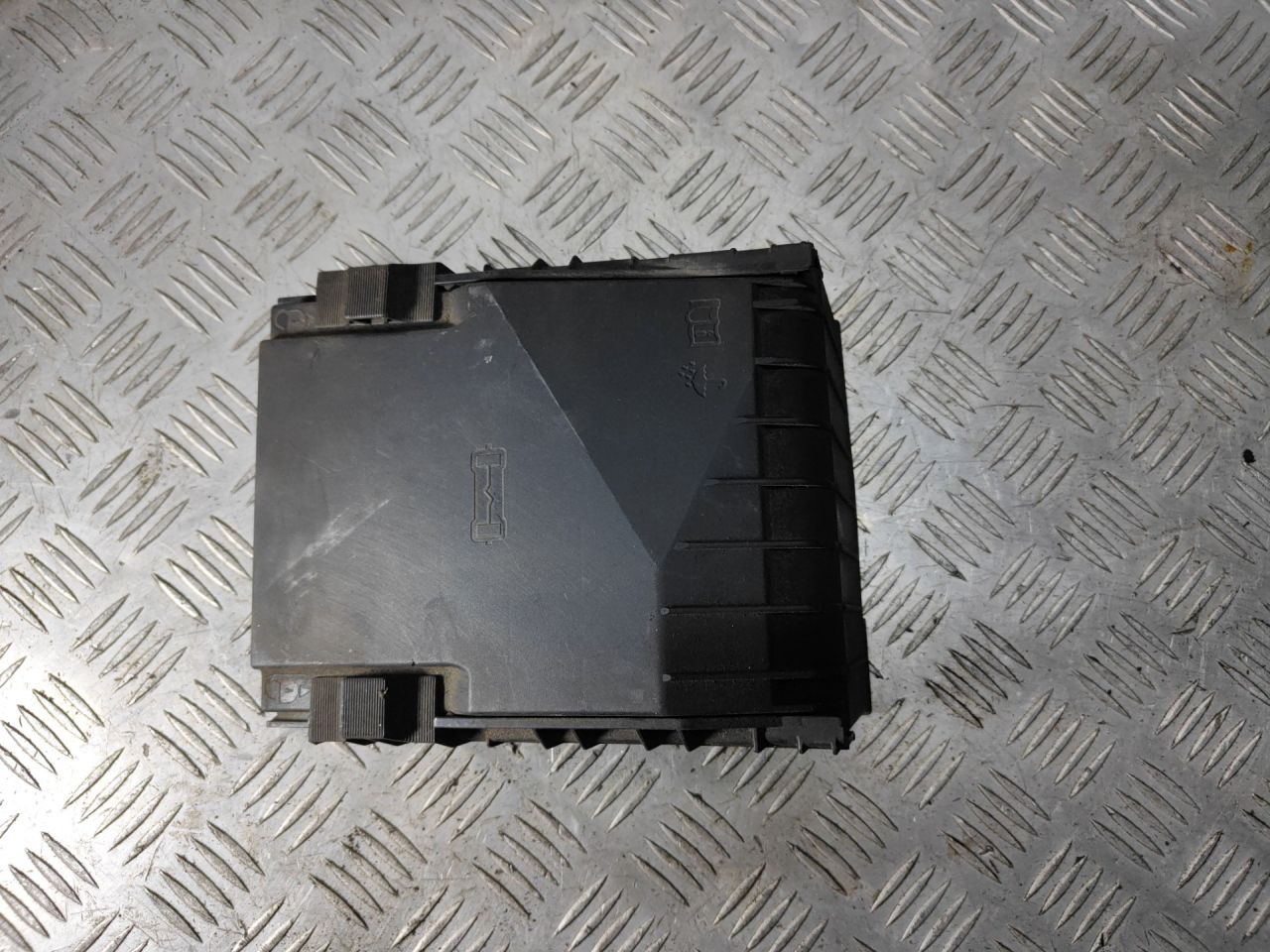 крышка блока предохранителей Volkswagen Passat B6 2009, 2.0 л., TDi, CBAA, дизель, 6МКПП, серебристый, седан, передний привод, правый руль, 1K0937132 - фото №1