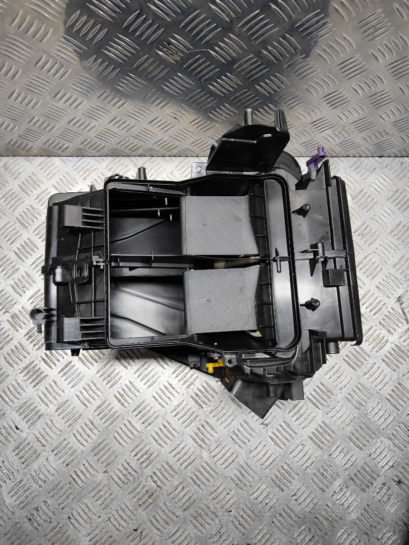 корпус отопителя (печки) Volkswagen Passat B6 2007, 2.0 л., TDi, BMR, дизель, 6МКПП, чёрный, седан, передний привод, правый руль, 3C2820003, 3C2820003DM - фото №1