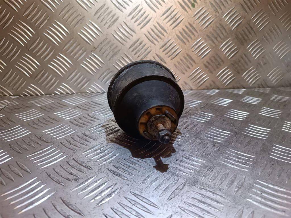 подушка крепления двигателя Volkswagen Passat B5 1999, 1.8 л., i, бензин, 8D0199379S - фото №1